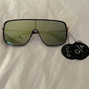 Quay Unbothered sunglasses - BRAND NEW W/TAGS, never worn!